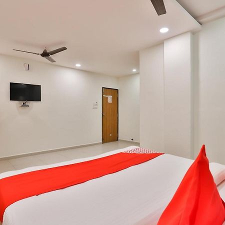 Oyo 16675 Hotel Shri Krishna Inn Сурат Экстерьер фото