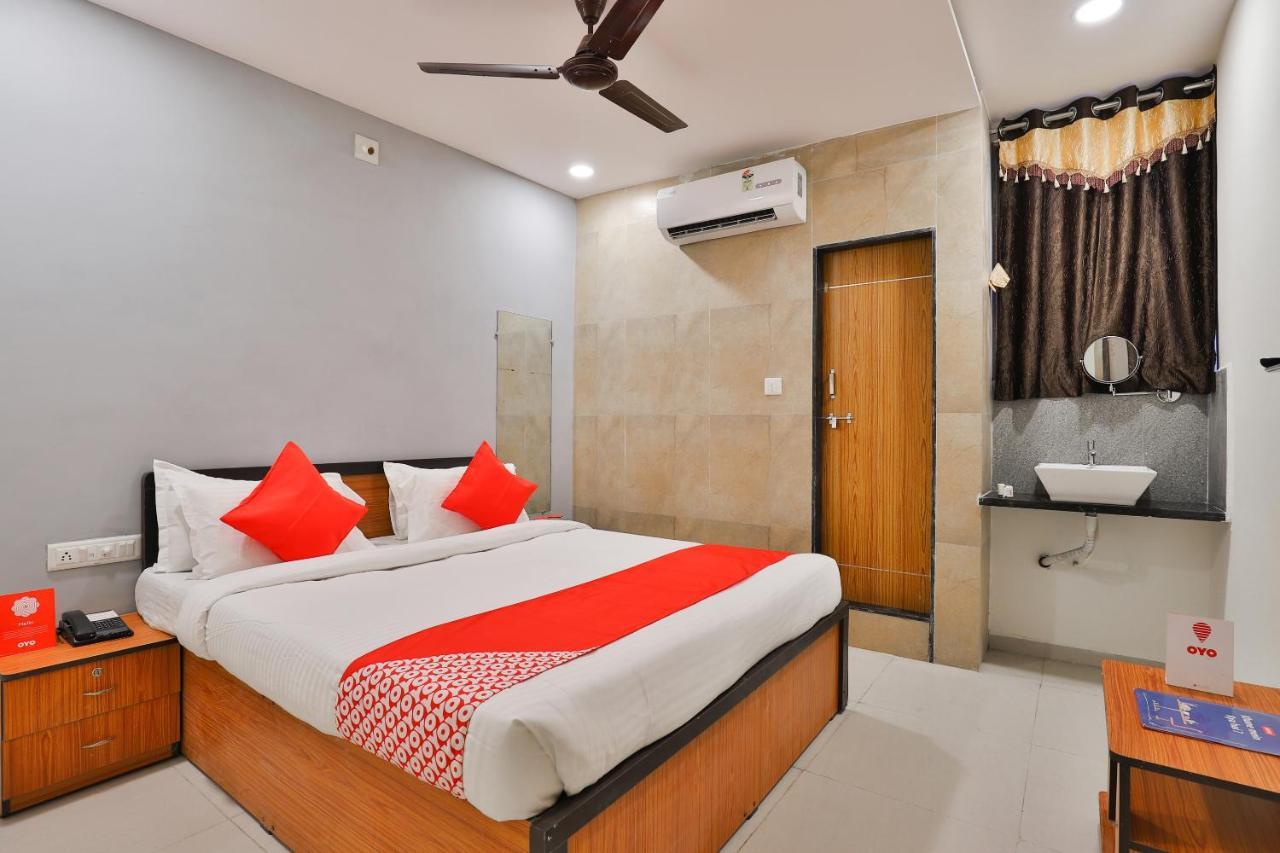 Oyo 16675 Hotel Shri Krishna Inn Сурат Экстерьер фото