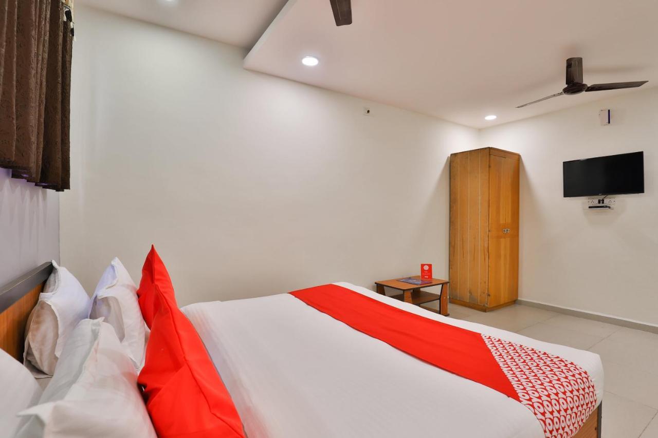 Oyo 16675 Hotel Shri Krishna Inn Сурат Экстерьер фото