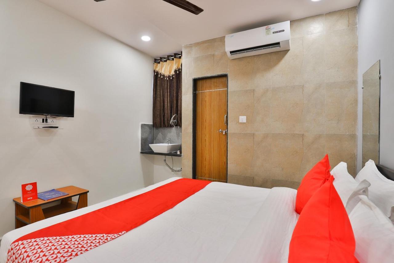 Oyo 16675 Hotel Shri Krishna Inn Сурат Экстерьер фото