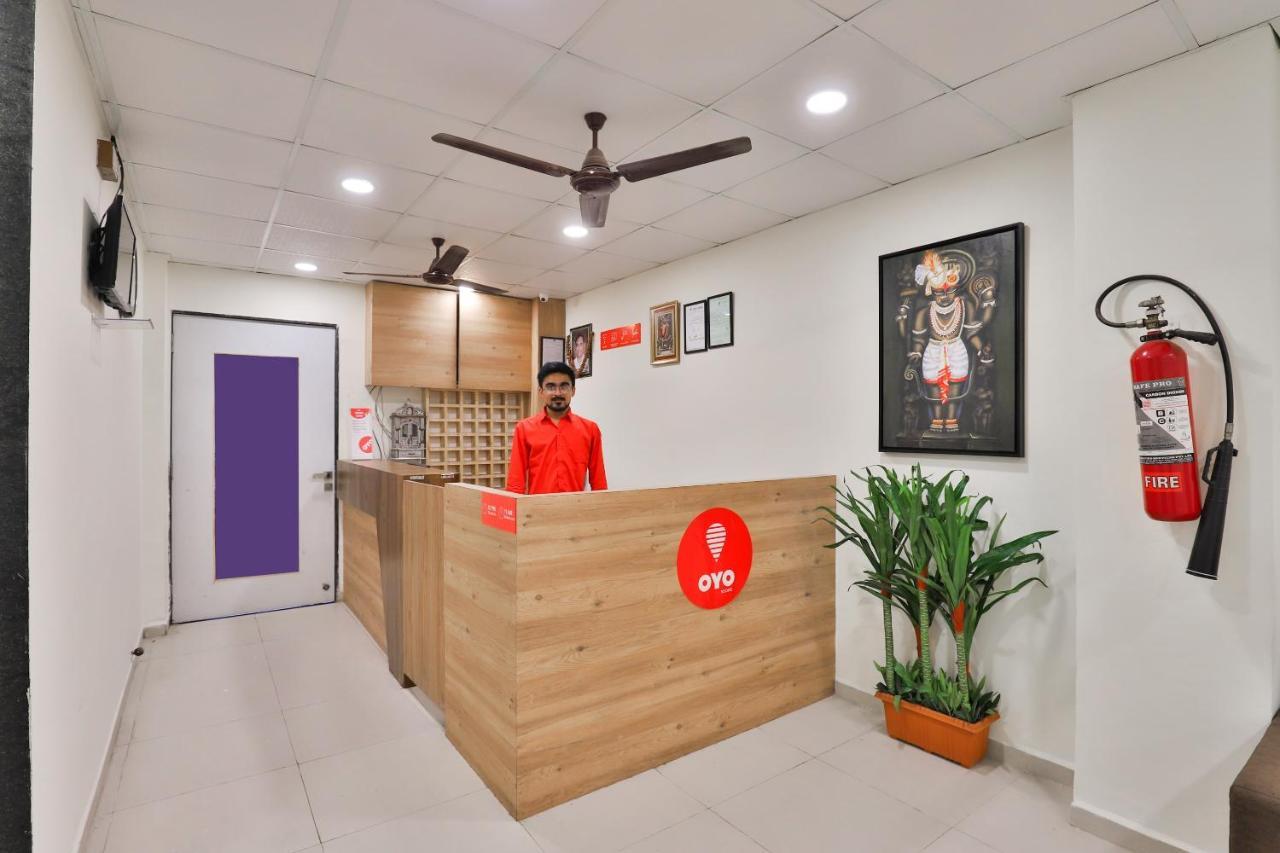 Oyo 16675 Hotel Shri Krishna Inn Сурат Экстерьер фото