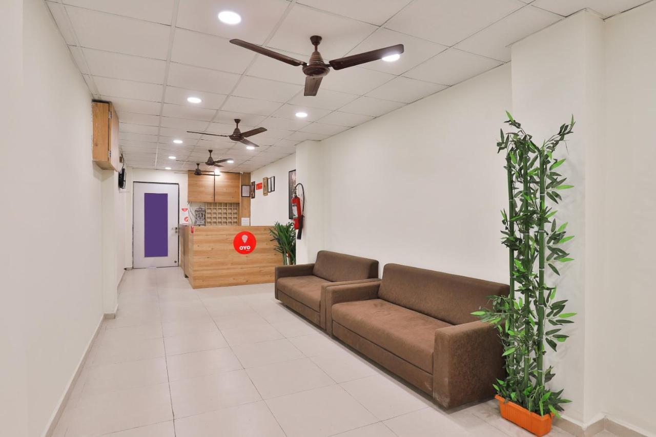 Oyo 16675 Hotel Shri Krishna Inn Сурат Экстерьер фото